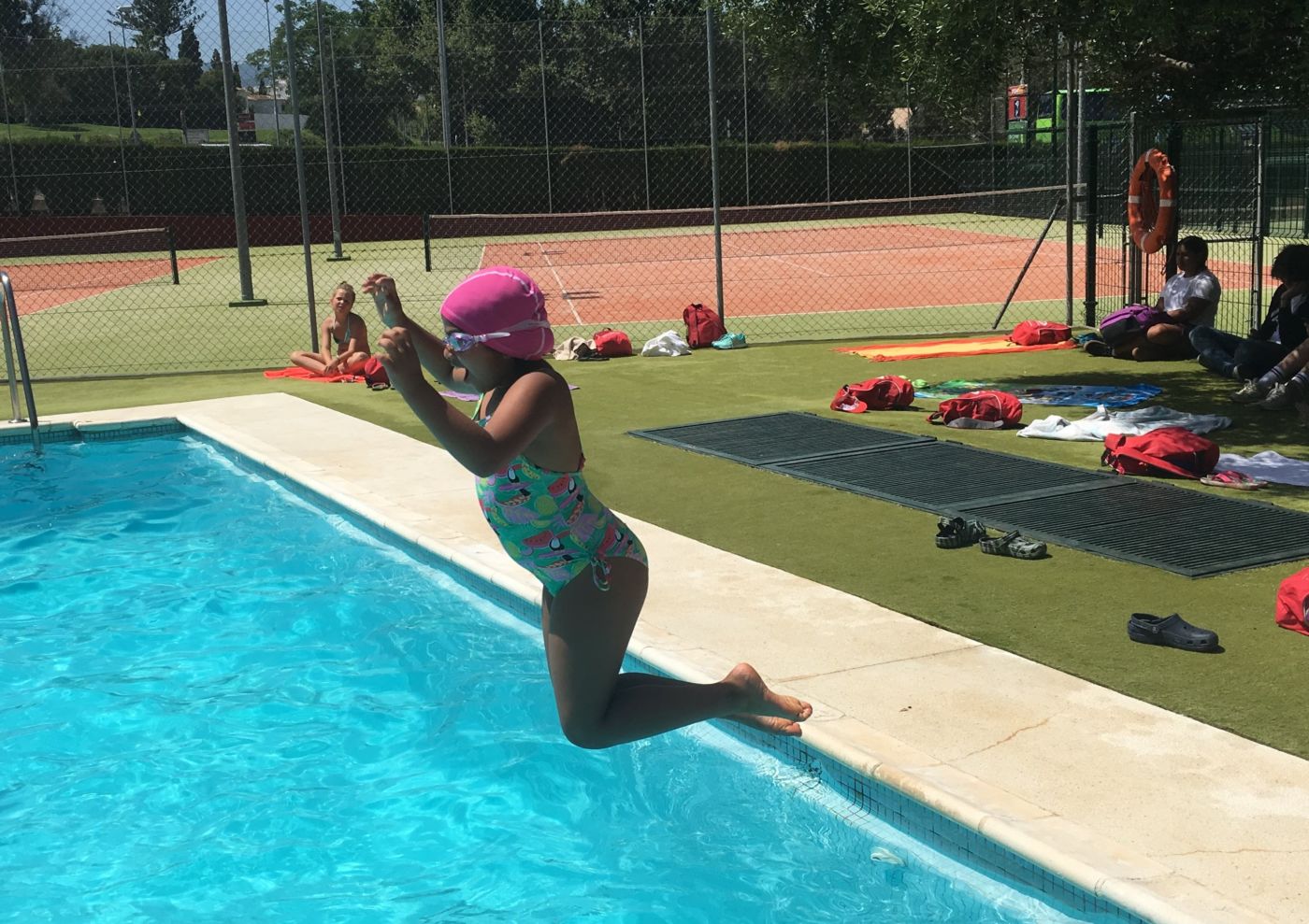 niña saltando