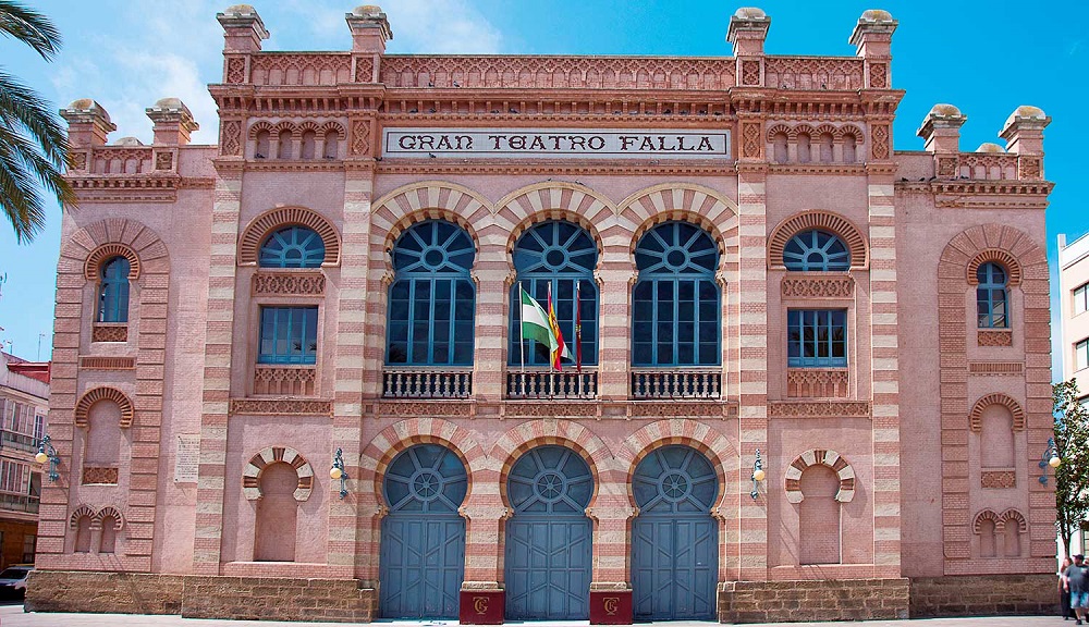 Cádiz reparte 2.000 pitos de carnaval en Fitur y presenta un tutorial sobre  cómo tocarlo